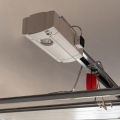 Yale Inteligentny sterownik do bram 1x Smart Opener , 1x Door Position Sensor, 2x Dodatkowy kabel, 2x Taśma instalacyjna
